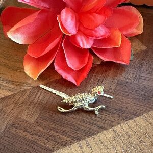 Vintage Gold-tone Road Runner Bird Brooch Lapel Pin with a Red Eye